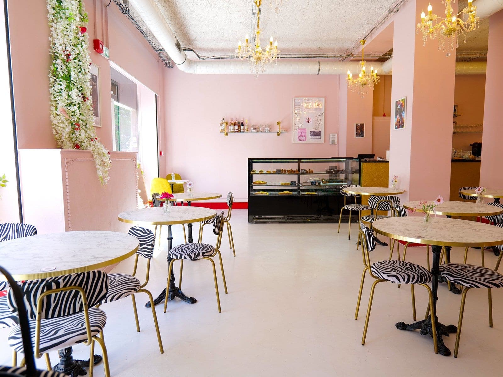 Salle intérieure Peach — chaises zèbres, suspensions or